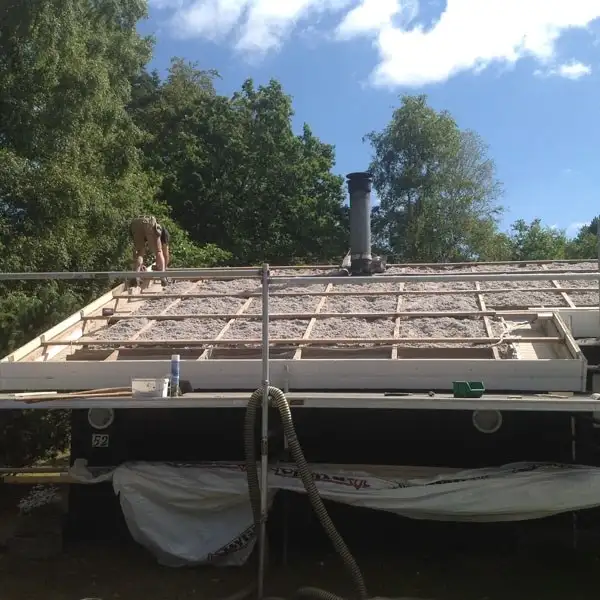 Fladt tag under renovering, hvor den gamle tagdækning er taget af