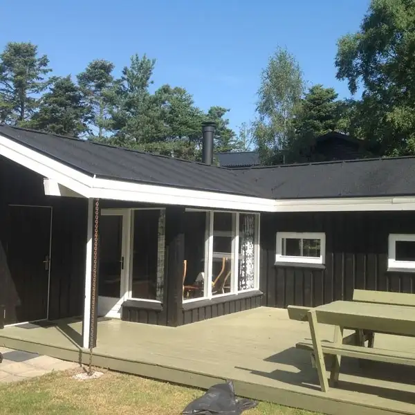 Sommerhus med terrasse og nyt tag